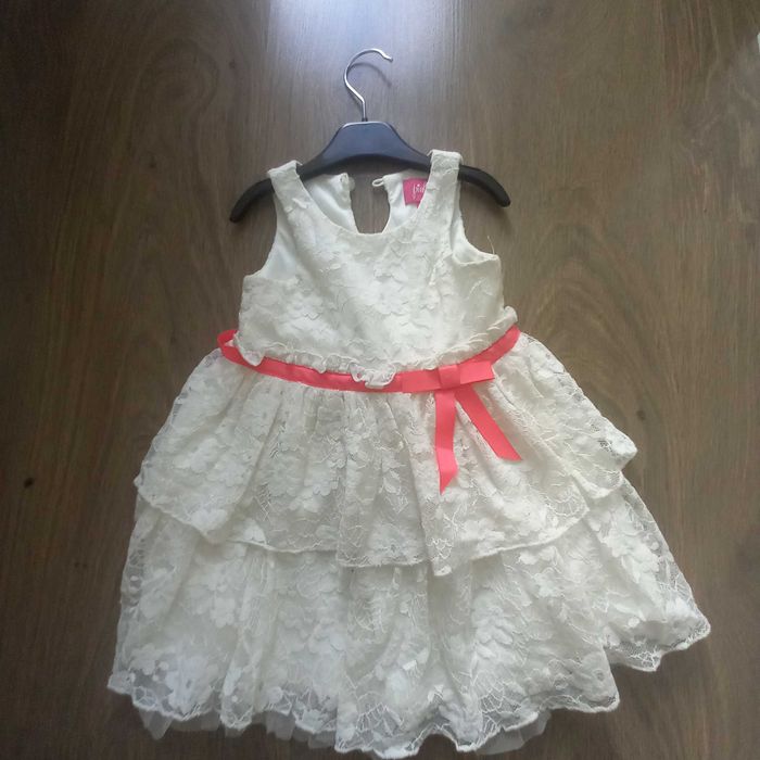 Дантелена рокля 3 години