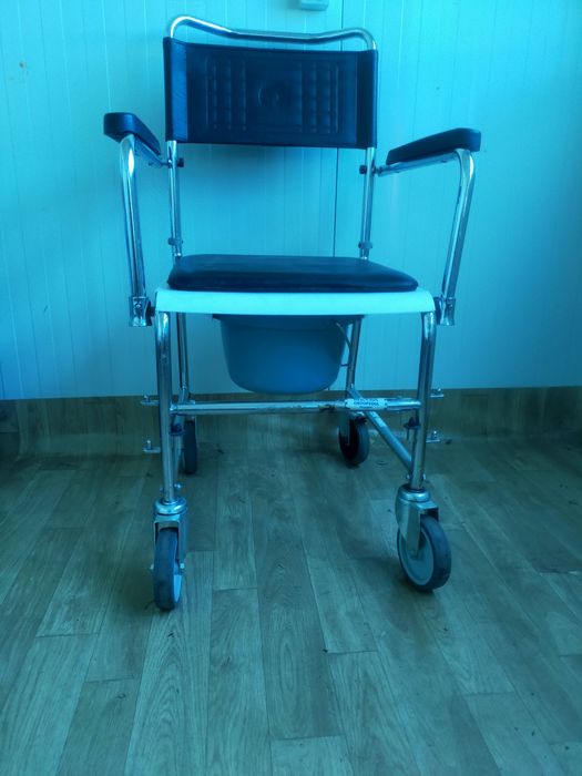 Scaun Cu wc inclus pentru oameni bolnavi