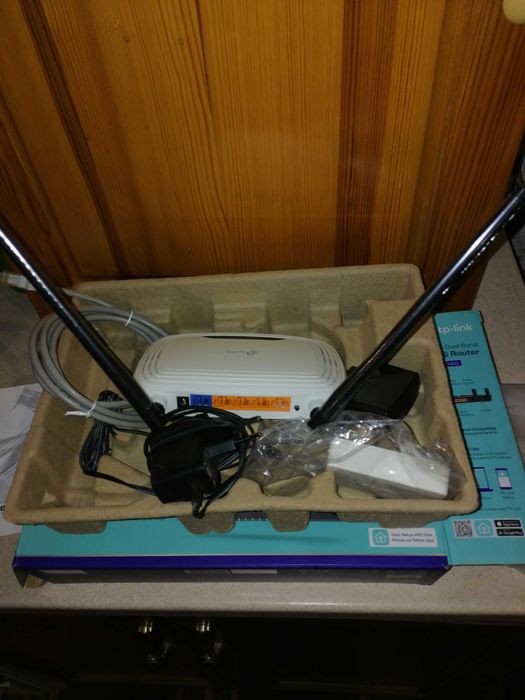 Продавам рутер tp link и суич към него