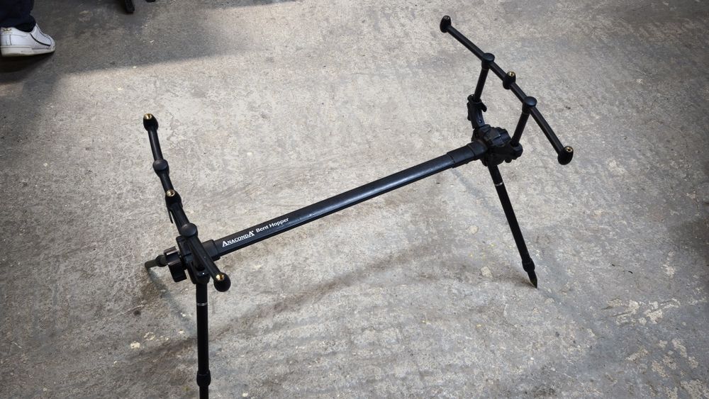 Продавам шаранджийска стойка Anaconda Bent Hopper за 3 въдици
