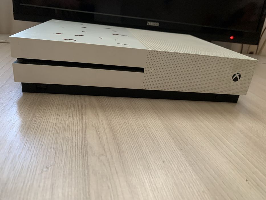 Vand Xbox one S 1TB cu gta 5 inclus,controler si toate cablurile necesare ,cablu HDMI si cablu de alimentare!