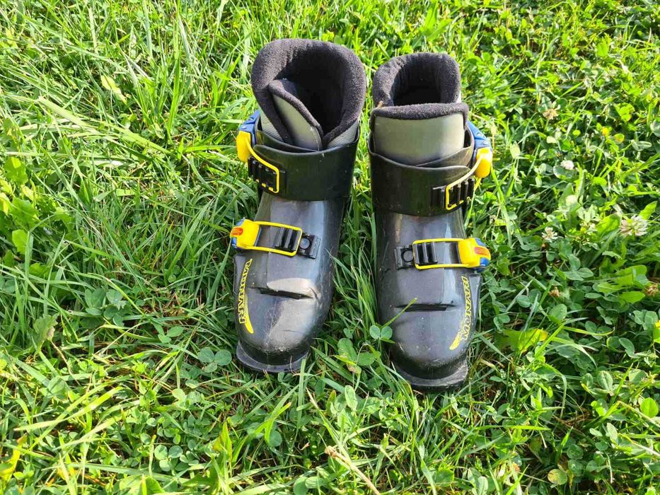 Детски ски обувки и щеки