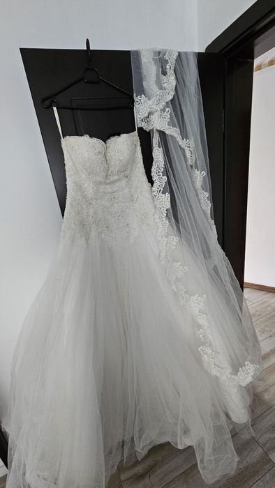 Vând rochie de mireasă, 800 lei, negociabil.