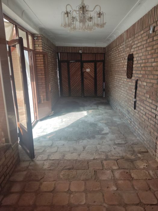 Продаëтся хороший дом с отличным локации для гостинной бизнеса.