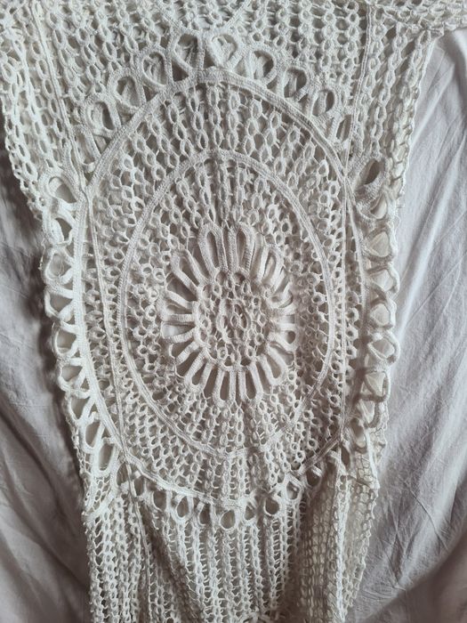 Ефектна дантелена туника с качулка