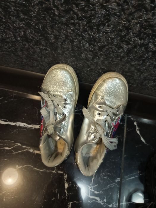 Обувь детскую продам