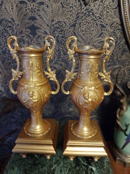 Set de 2 elegante amfore vechi din metal aurit in stilul Baroc,piese c