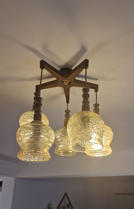 Vând lustre de lemn cu abajururi de sticla