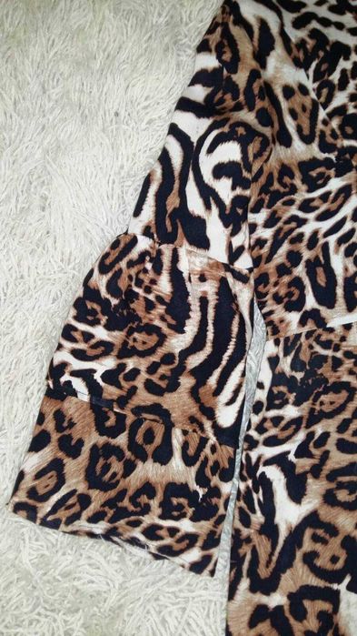 Рокля размер М, с асиметричен подгъв