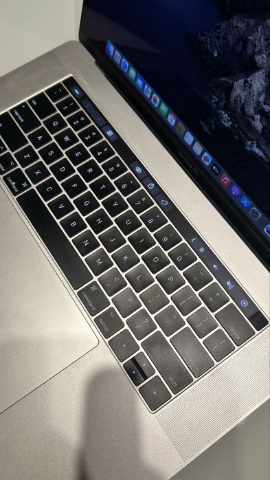 MacBook Pro 15,4" i7 3.1GHz / 16GB RAM / 2TB SSD / Radeon 4GB