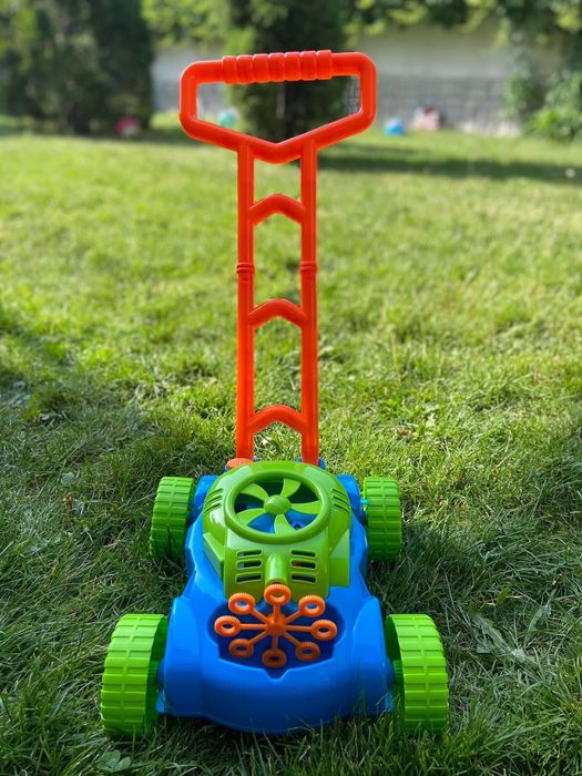 Музикална косачка със сапунени балони