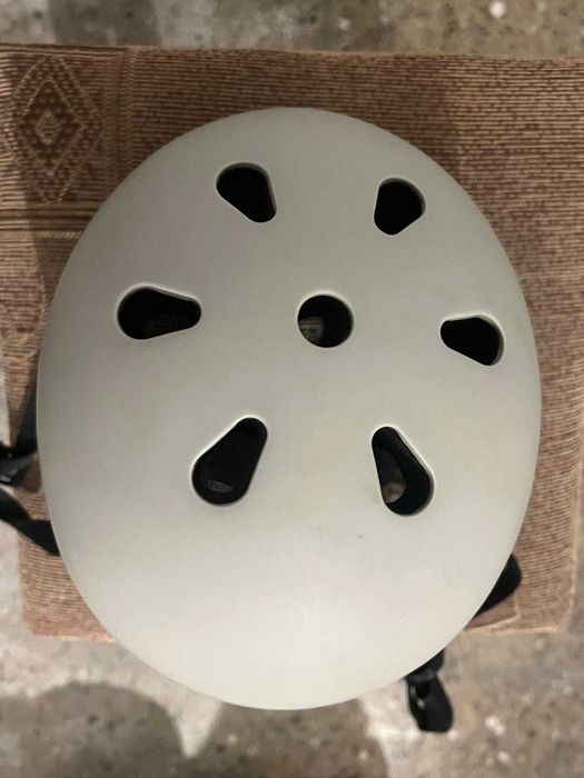 Scoot and Ride Casca de protectie cu LED si sistem de reglare magnetic