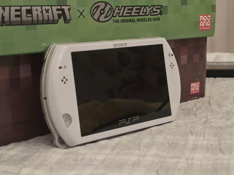 PSP GO - White 16GB - Modat + incarcator original