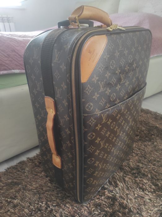 Продам чемодан кожаный