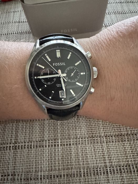 Продавам часовник Fossil в много добро състояние, с нормални следи от употреба. 10 ATM