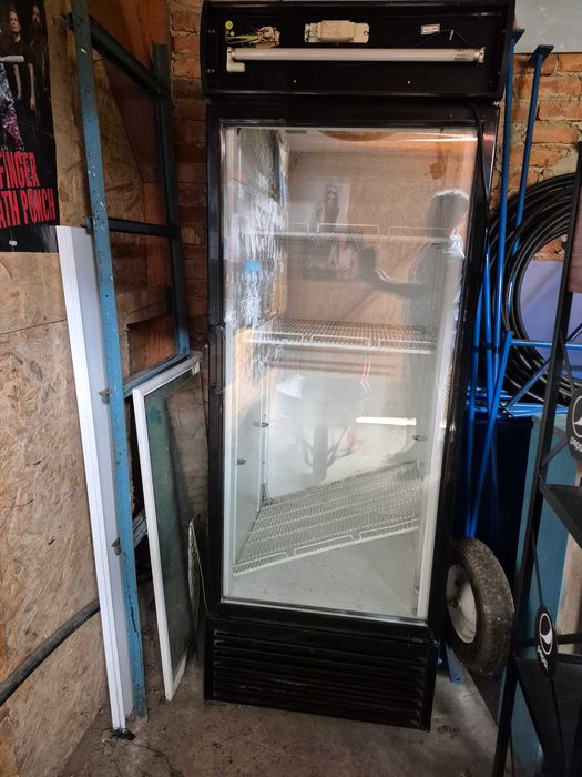 Frigider vertical cu vitrina
