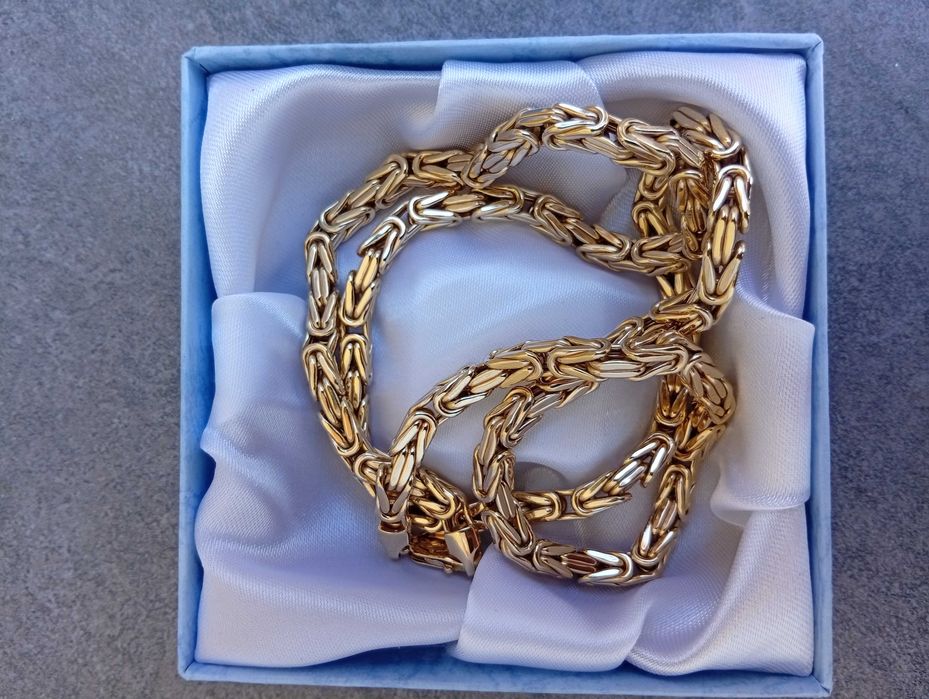 Златен синджир кралска плетка.