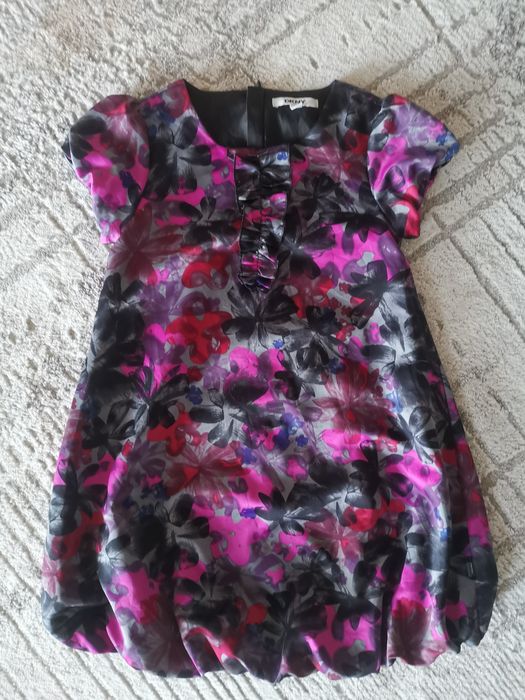 Детски рокли, всяка се продава отделно.