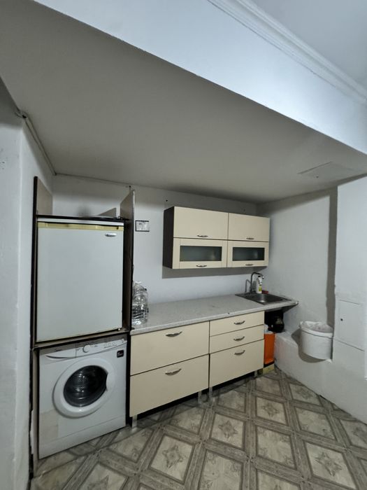 Сдаётся место в комнате для девушки.