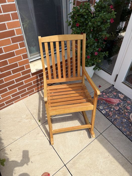 Oferta azi  fotoliu balansoar  din lemn de acacia