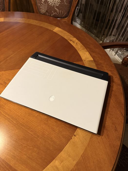 Laptop Alienware M15 R2 I9 8GB VRAM 1TB SSD OLED