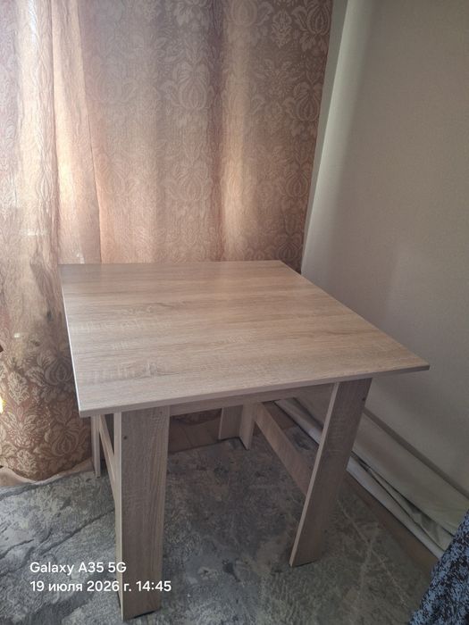 Продам стол кухонный,р 90см×90см