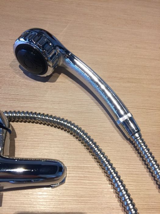 Смесител за душ/вана с маркуч, 3-степенна слушалка и малък държач.