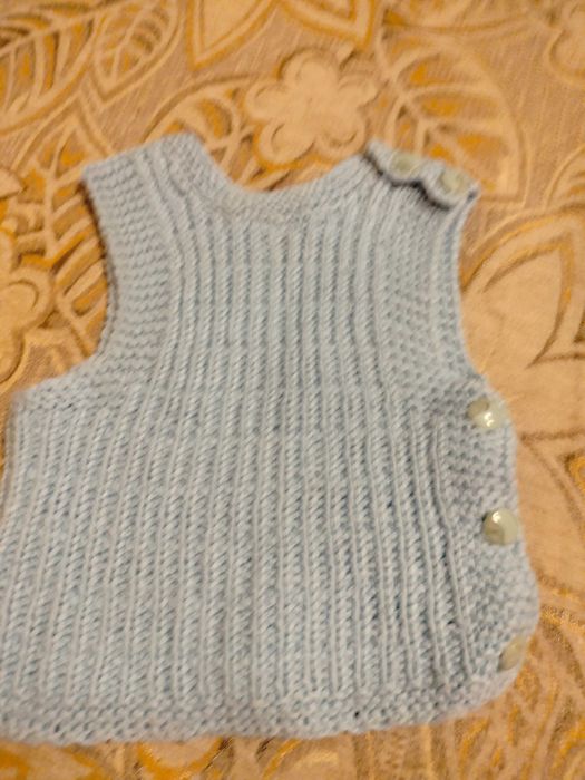 Детски ръчно плетени жилетки и елеци