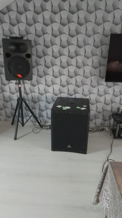 2 boxe active ambele cu reglaje și amplificatoare proprii