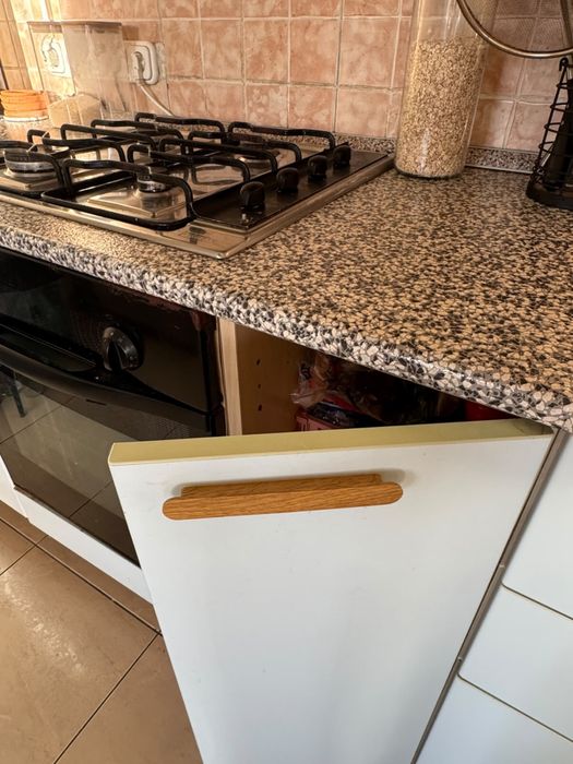 Vand mobila de bucatarie completa cu electrocasnice incluse hota, aragaz, cuptor si frigider.