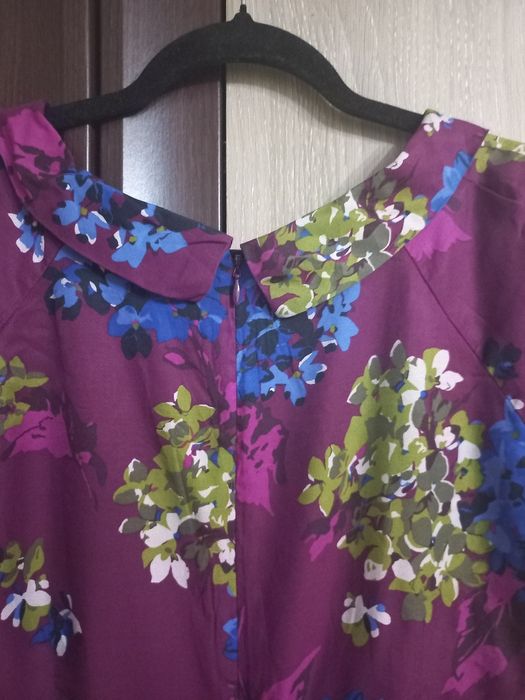Rochie de zi , imprimeu deosebit, la gât are guler întors.