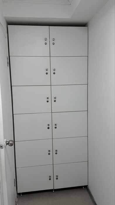 Шкаф с 12 шкафчиками