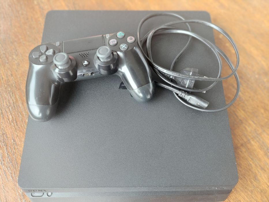Playstation 4 Slim 1TB, с 1 джойстика и 4 игри