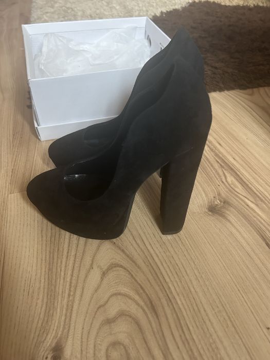 Дамски обувки на висок ток