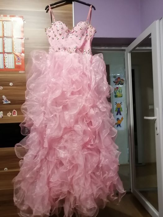 Vând rochie ocazii . Rochia arată foarte bine.