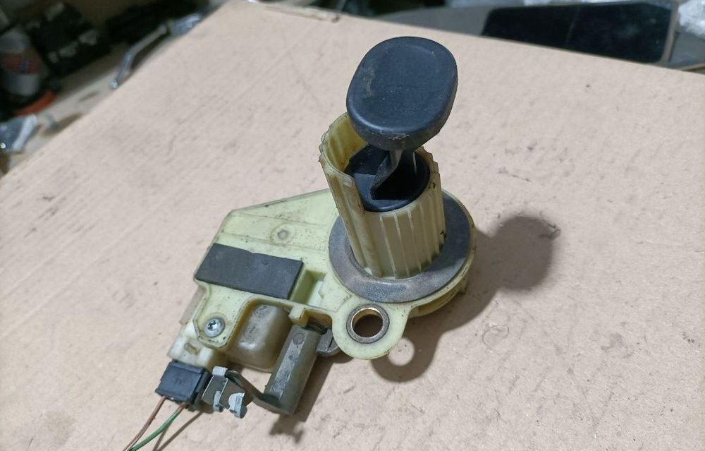 Buton motoraș la haion spate,Laguna 1, bluza  baby