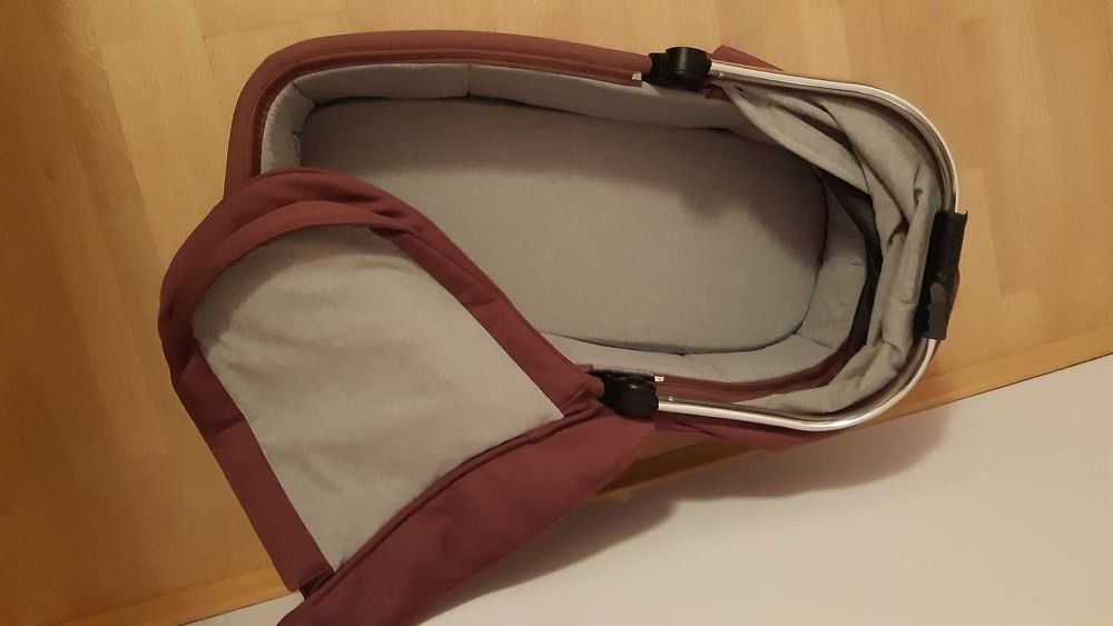 Mamas & Papas Кош за новородено Ocarro в цвят plum wine