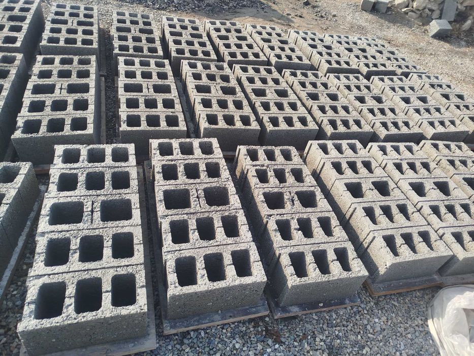 Shlakablok bor sotiladi.20×40 O'lchamda Sifatli mustahkam.