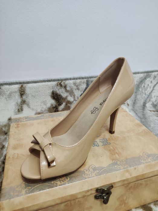 Продаются новые босоножки