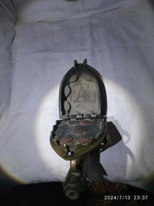 Старинный угольный утюг