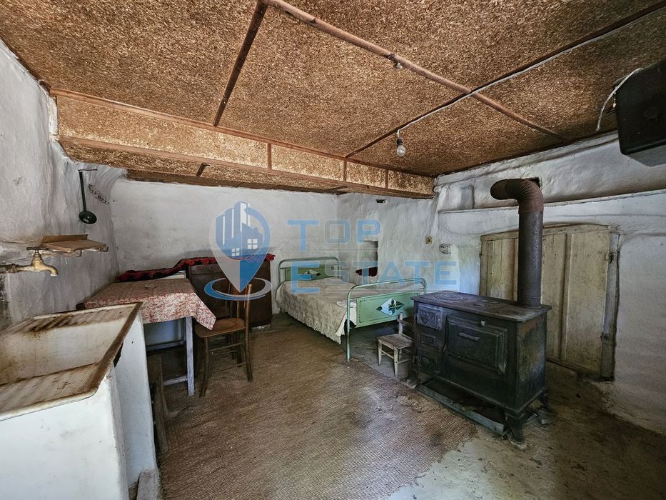 Автентична двуетажна къща с голям двор в село Мусина