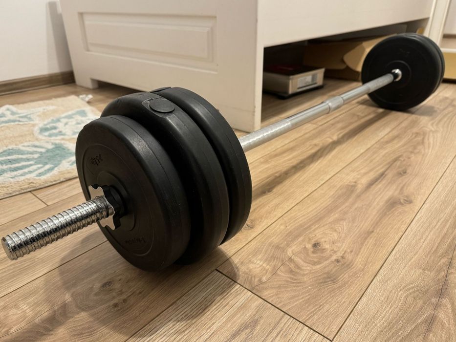 Vand haltera cu greutati