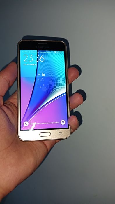 Samsung J3 телефон