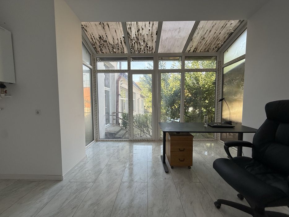 Spatiu central cu deschidere la strada Iuliu Maniu