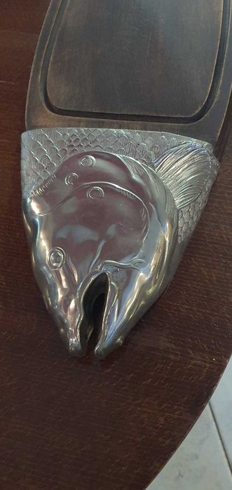 Голямо  дървено плато риба