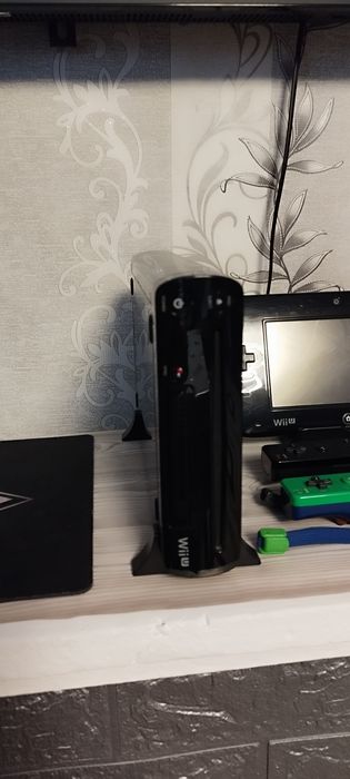 Продам игровую приставку WII U