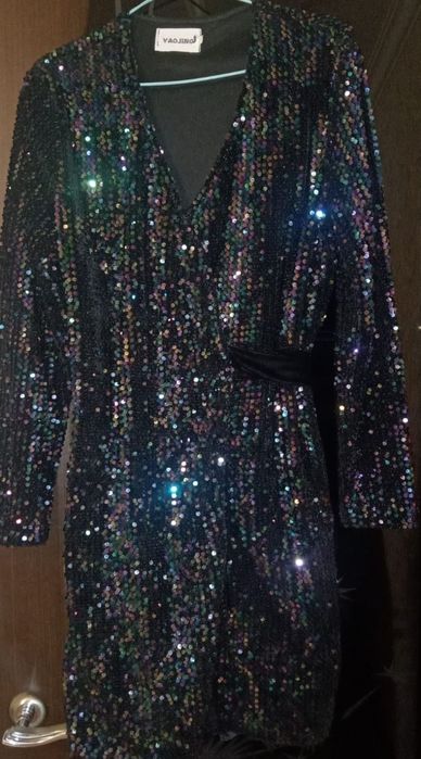 Платье с паетками на запах
