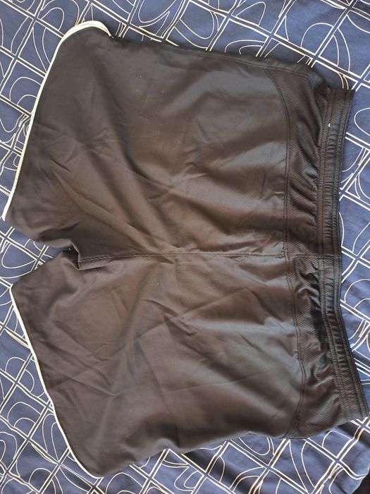 Pantaloni scurți