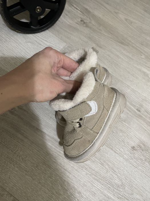 Продам детские кроссовки