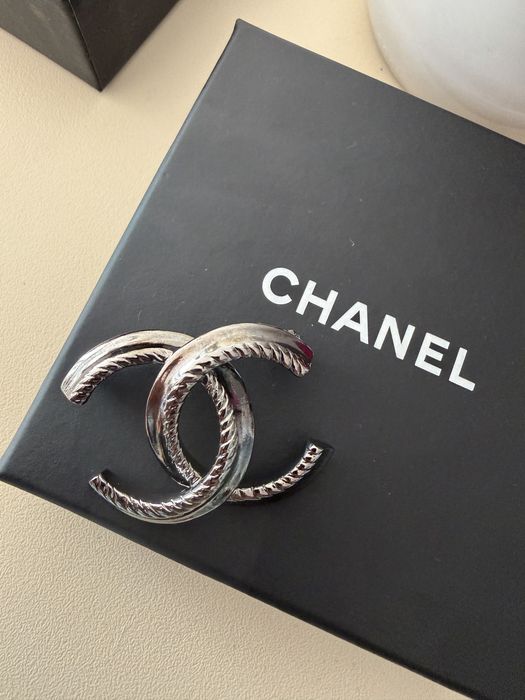 Brosa Chanel argintie